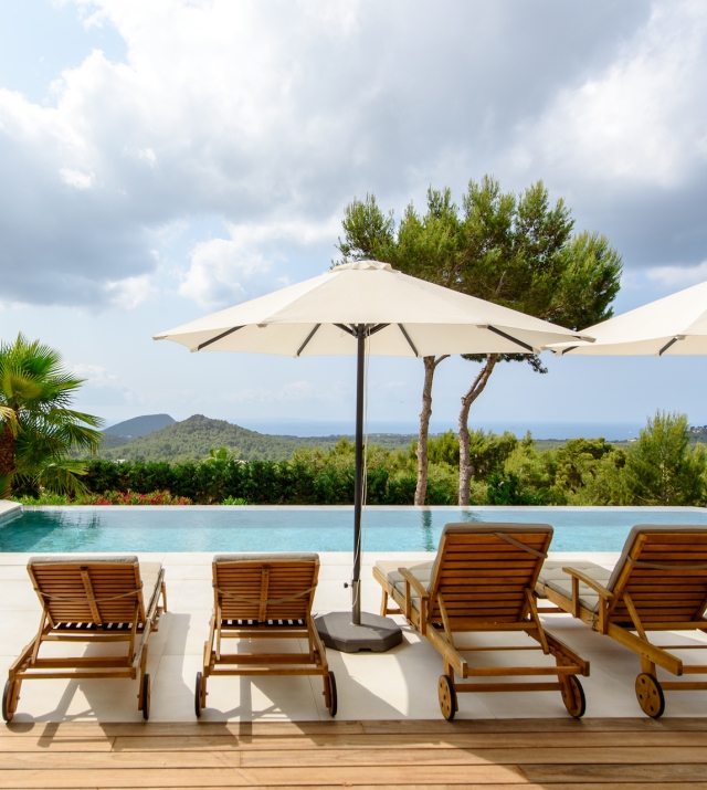 Resa estates huis kopen Ibiza es cubells villa pool and sunbeds.jpg